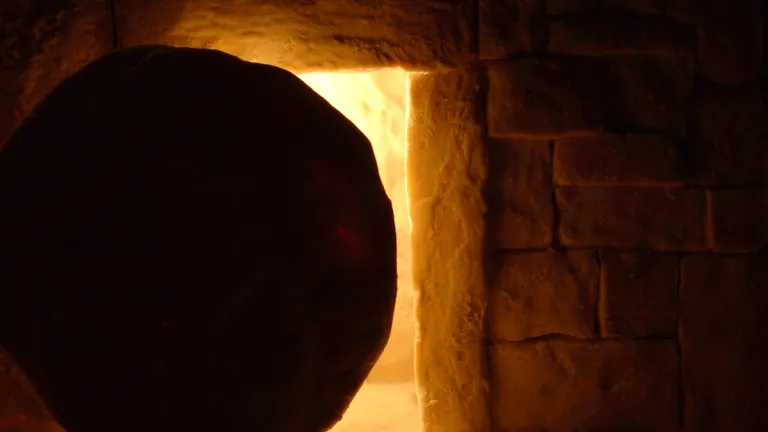 A pedra pesada que selava a tumba em que Jesus foi colocado foi retirada para que seus seguidores e outros vissem que a tumba estava vazia e que ele tinha ressuscitado. Uma pedra redonda na frente duma tumba.