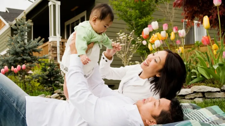 Não podemos nos esquecer que os filhos são uma bênção de Deus. A vida é muito mais gratificante quando dedicamos tempo para observar e apreciar as coisas simples ao nosso redor. Uma família brincando com seu bebê.